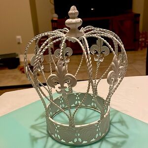 White fleur de les pattern crown table decor